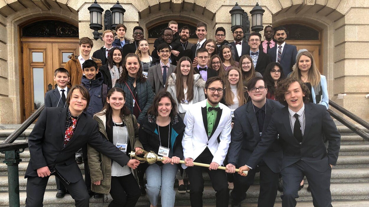 Une trentaine de jeunes posent devant l'entrée de l'Assemblée législative de la Saskatchewan.