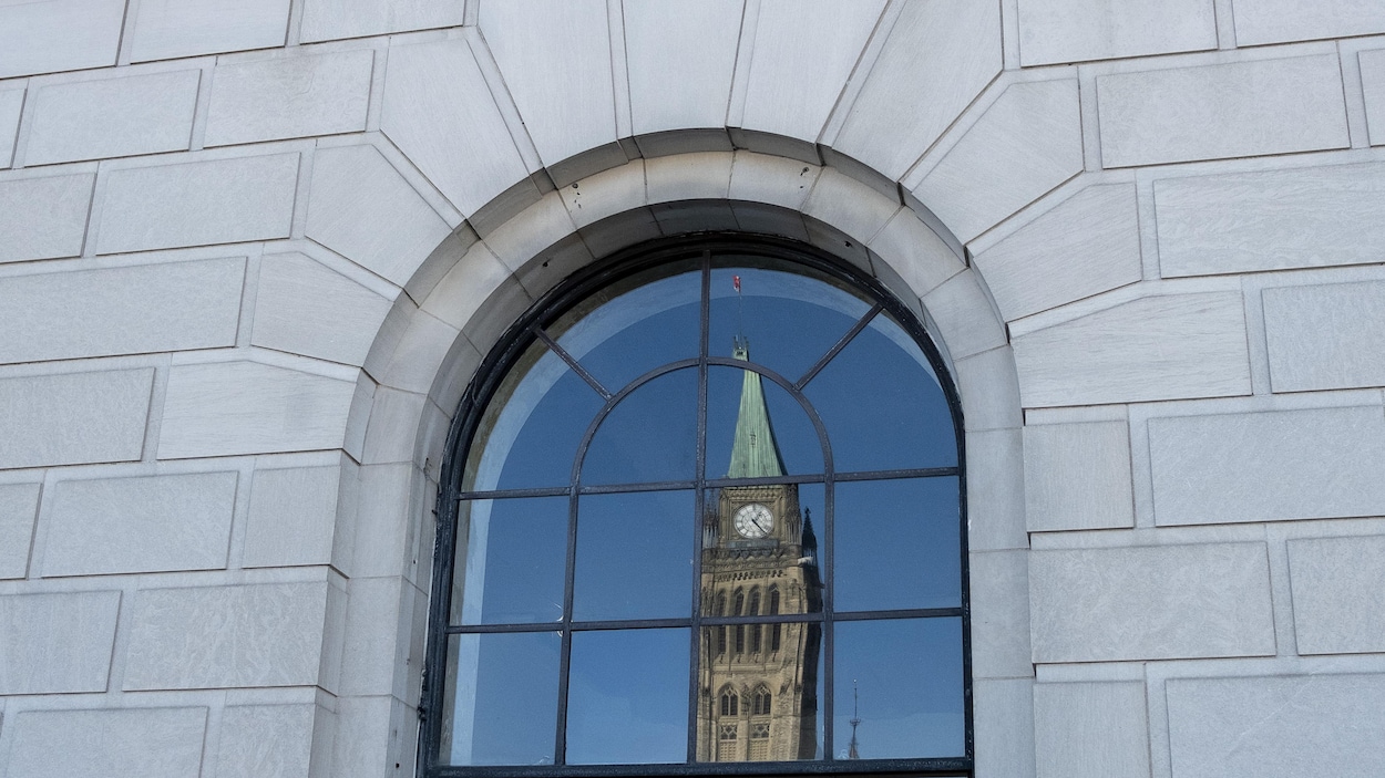 Reflet de la tour de la Paix du parlement à Ottawa