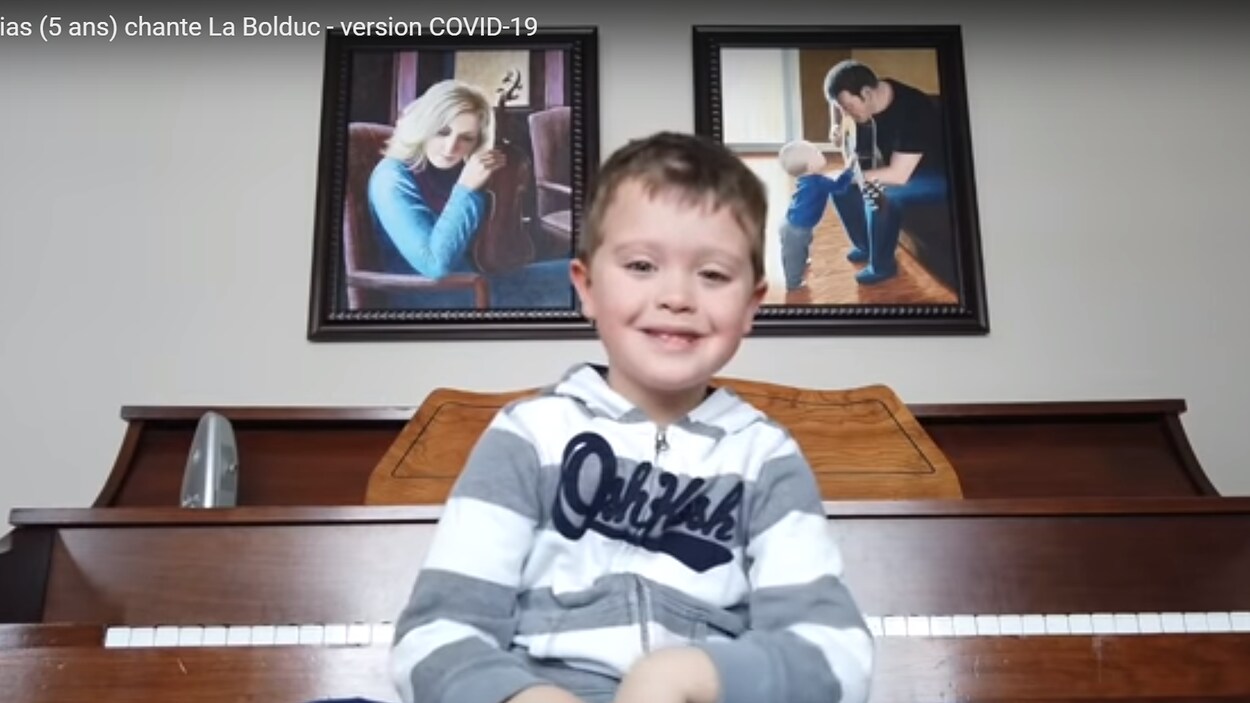 Le petit mathias devant un piano.