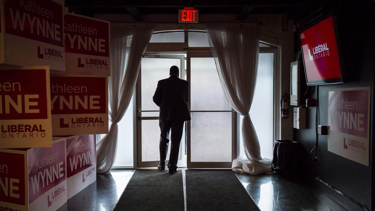 Un agent de la Police provinciale de l'Ontario attend la première ministre Kathleen Wynne au quartier général du parti le soir des élections.