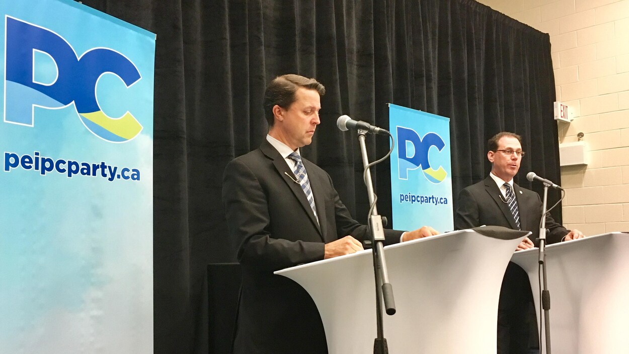 Les candidats à la direction du Parti progressiste-conservateur de l'Île-du-Prince-Édouard, Brad Trivers et James Aylward, ont pris part à un premier débat sous le signe du consensus. Les candidats à la direction du Parti progressiste-conservateur de l'Île-du-Prince-Édouard, Brad Trivers et James Aylward, ont pris part à un premier débat sous le signe du consensus.