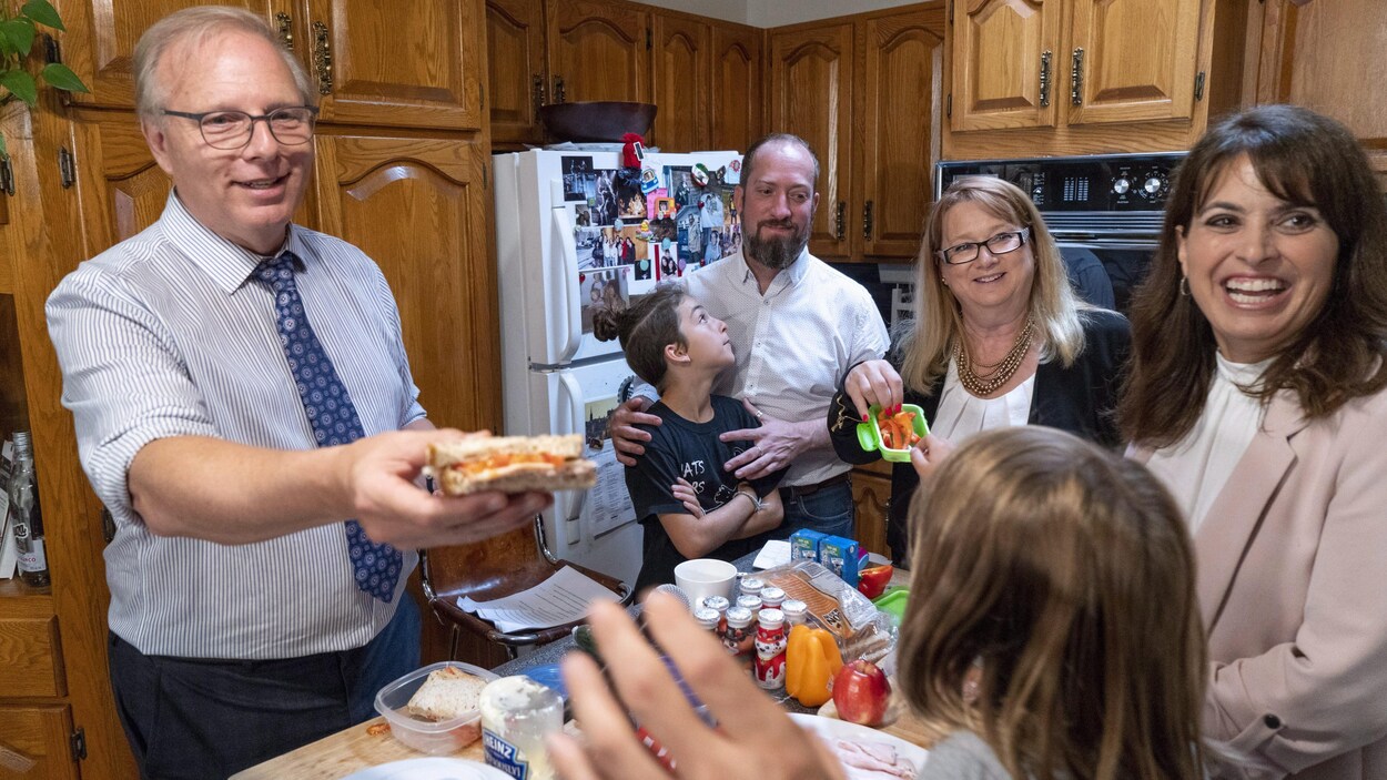 Le chef du PQ, Jean-François Lisée, le candidat Constantin Fortier, les députées Carole Poirier et Véronique Hivon dans une cuisine pour une conférence de presse portant sur les lunchs d'écoliers