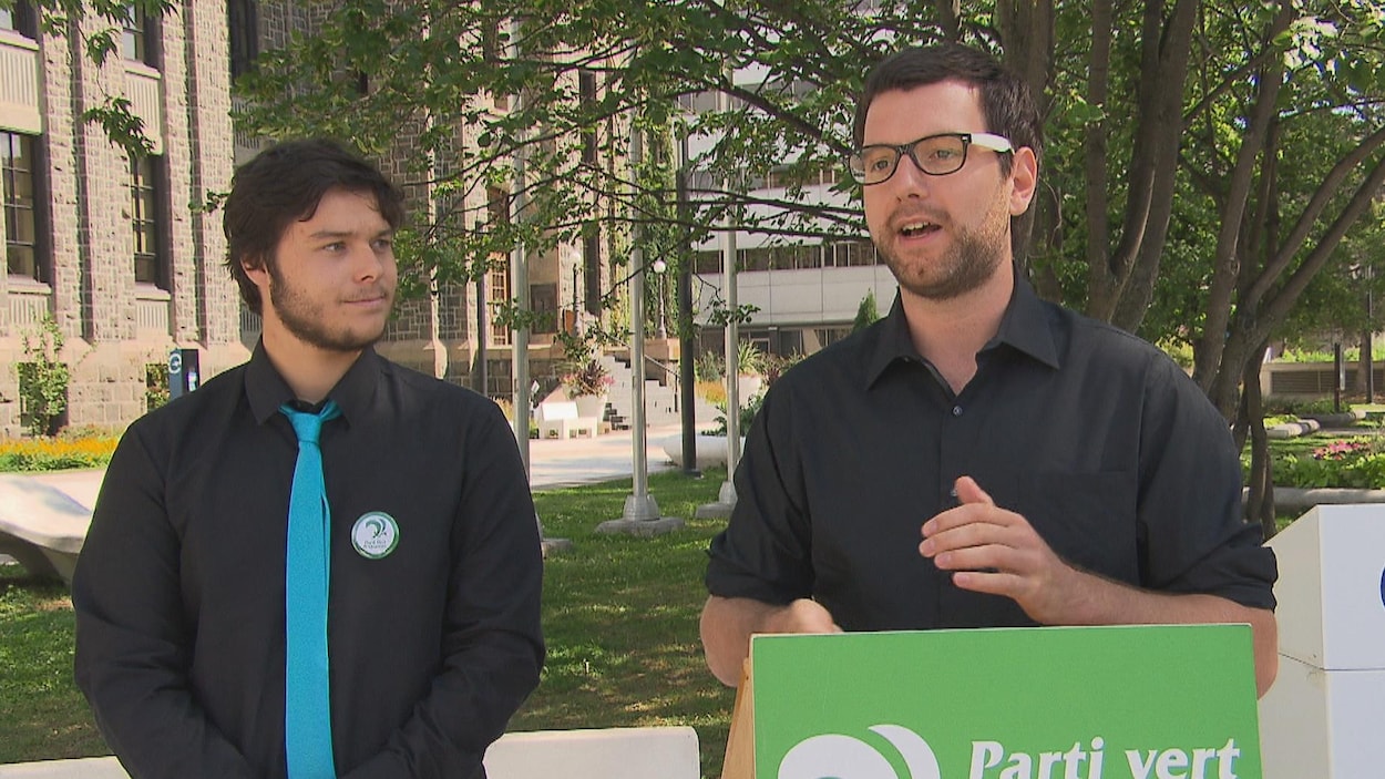 Tommy Philippe et Alex Tyrell derrière un lutrin