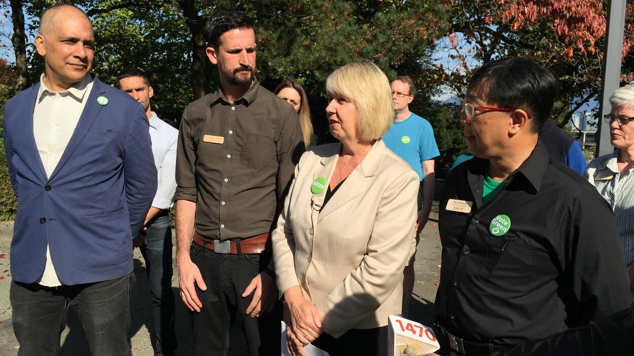 Adriane Carr, conseillère du parti vert à la Ville de Vancouver, est entourée des autres candidats du parti sur une terrasse de l'hôtel de ville.