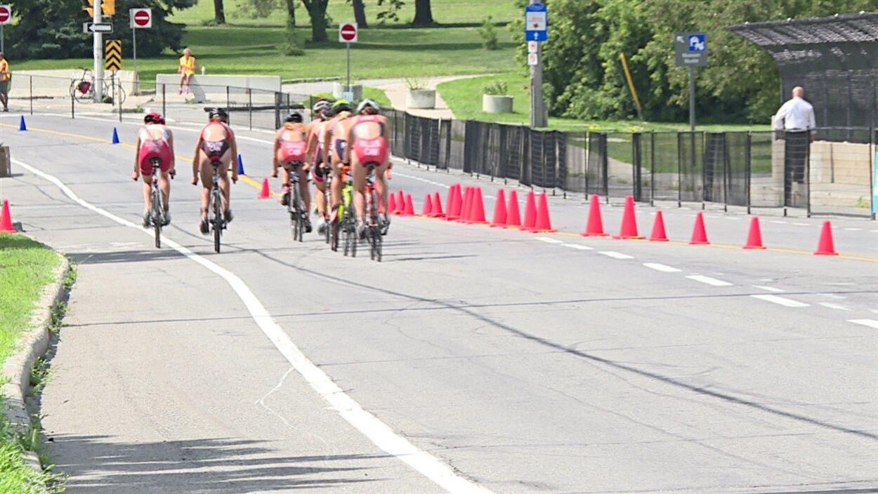 Des participantes au Championnat canadien de triathlon, à Ottawa Des participantes au Championnat canadien de triathlon, à Ottawa