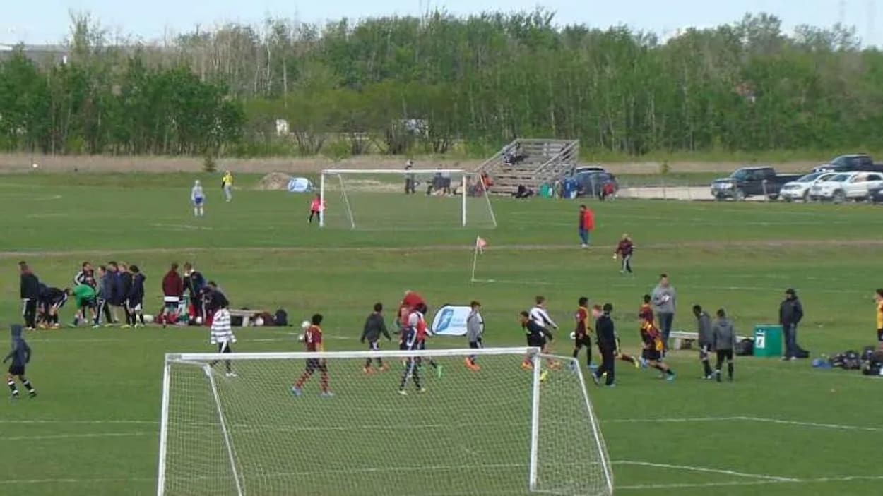 Un groupe de jeunes sur un terrain de soccer.