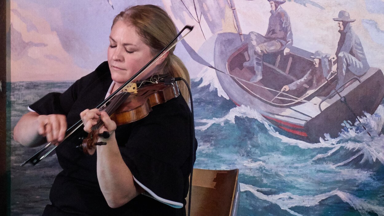 Andrea Beaton s'exécutant au violon.