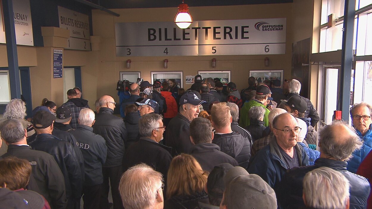 Des partisans attendent d'arriver aux guichets dans l'entrée du Centre Georges-Vézina. Des partisans attendent d'arriver aux guichets dans l'entrée du Centre Georges-Vézina.