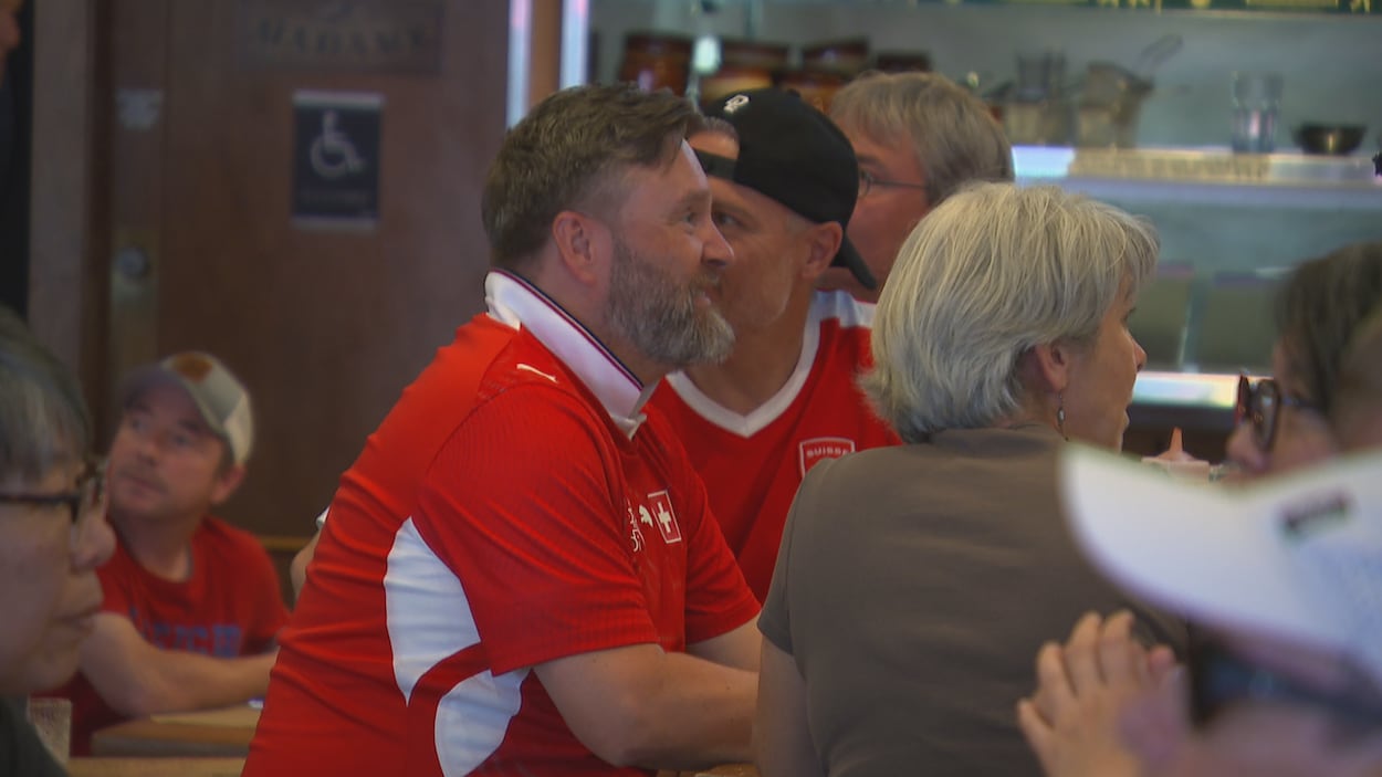 Des partisans rassemblés à Québec pour le match Canada-Suisse