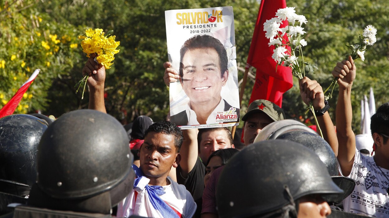 Des partisans de l’opposition à Tegucigalpa dimanche Des partisans de l’opposition à Tegucigalpa dimanche