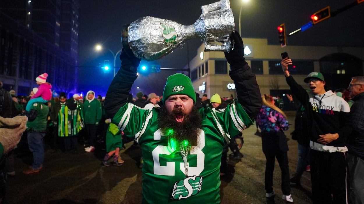 Les Réginois célébrent la victoire des Riders!