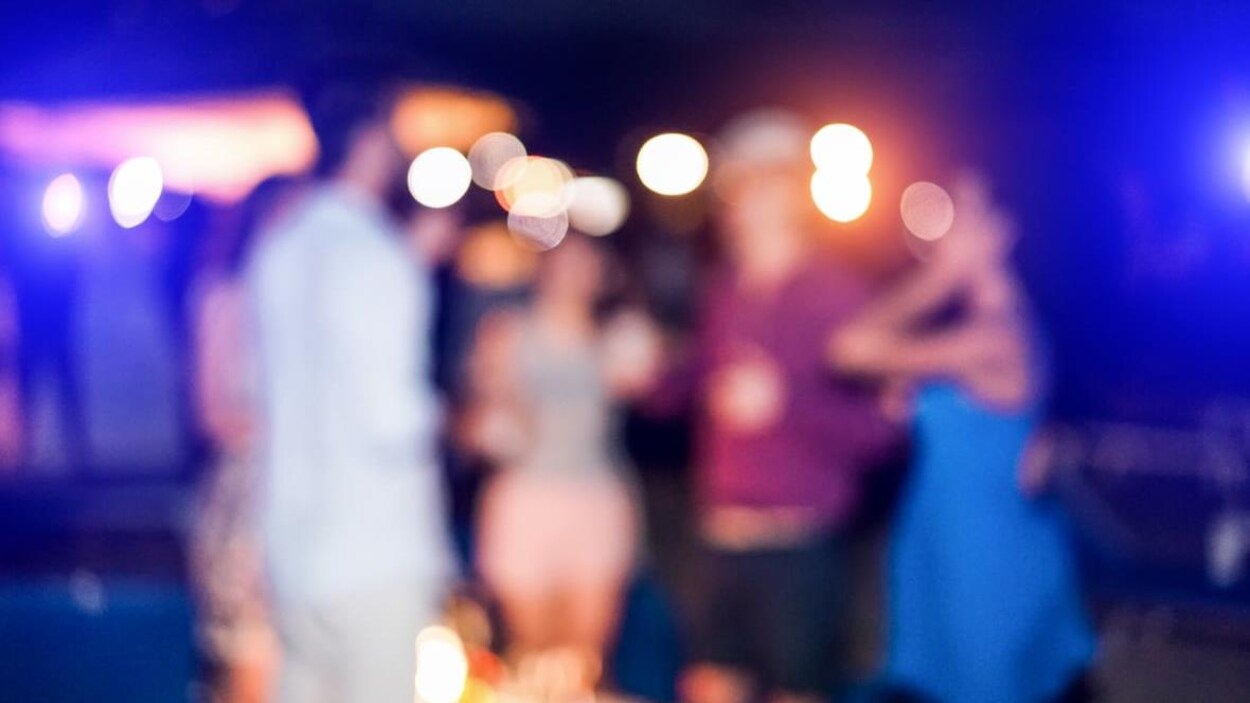 Des gens qui font la fête.