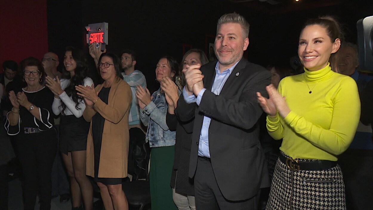 Pascal Bérubé et les gens autour de lui applaudissent la nouvelle députée fédérale dans Avignon-La Mitis-Matane-Matapédia.