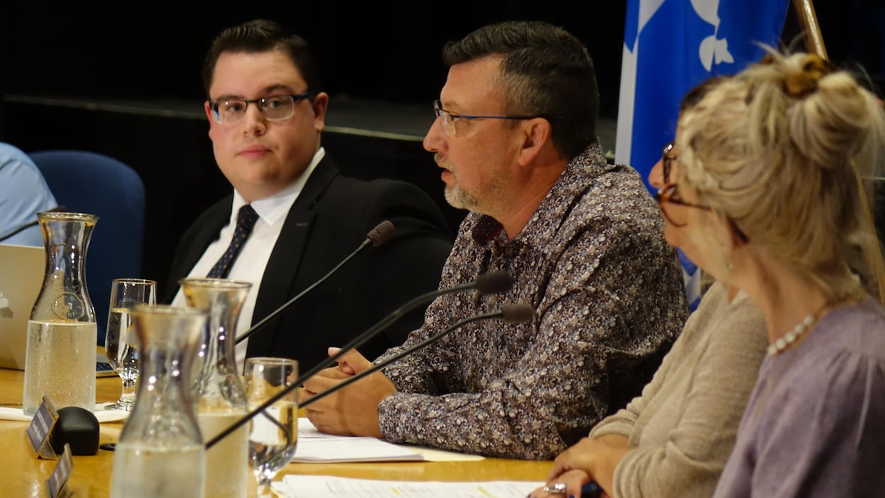 Les conseillers tournent le dos au maire de Paspébiac