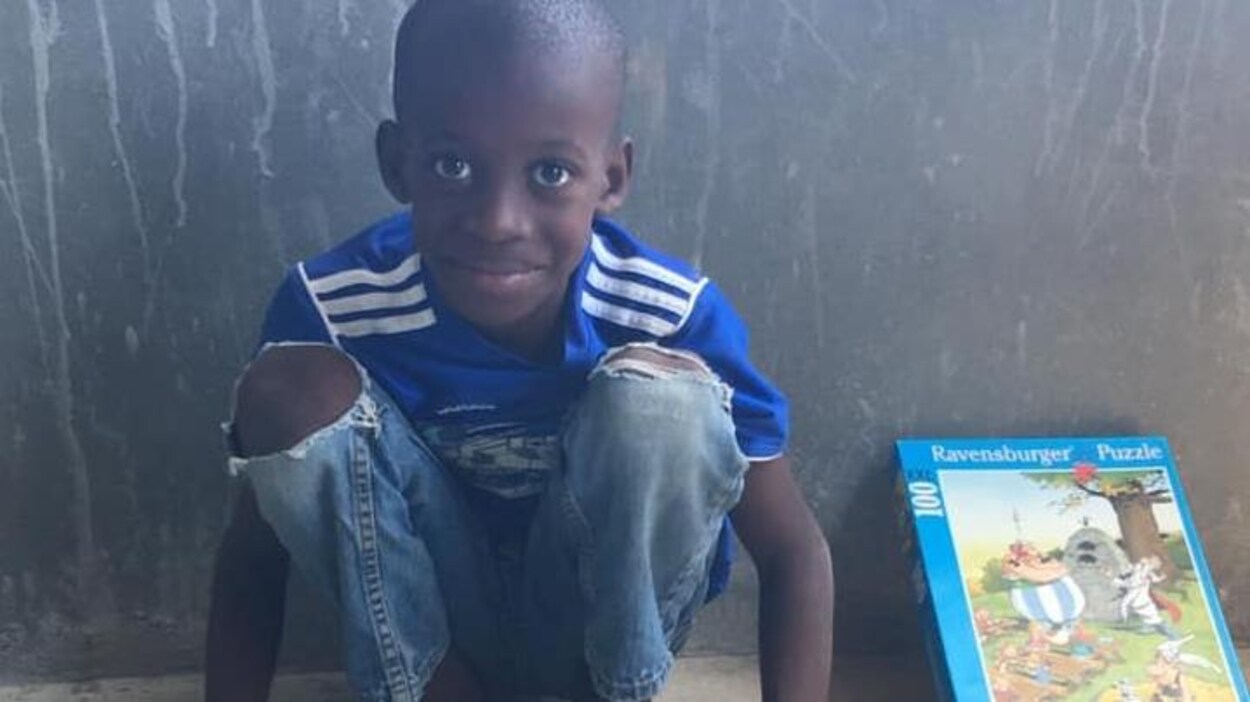 Un enfant fait un casse-tête à la maison des jeunes.