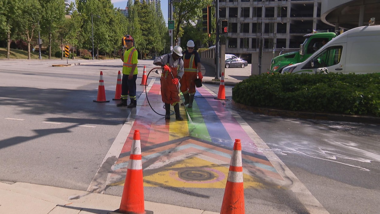 Un passage piéton aux couleurs du drapeau de la Fierté vandalisé à Surrey
