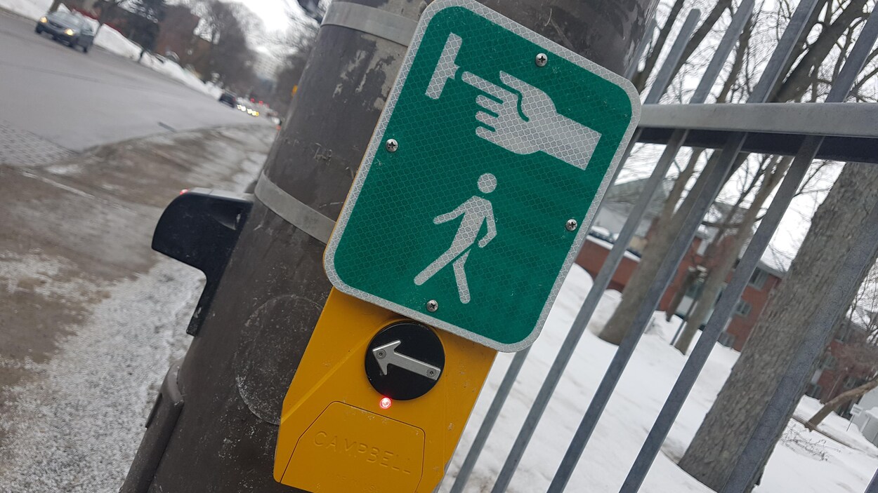 Un dispositif pour les malvoyants est installé à l'intersection de la rue Brown et du chemin Sainte-Foy. Un dispositif pour les malvoyants est installé à l'intersection de la rue Brown et du chemin Sainte-Foy.
