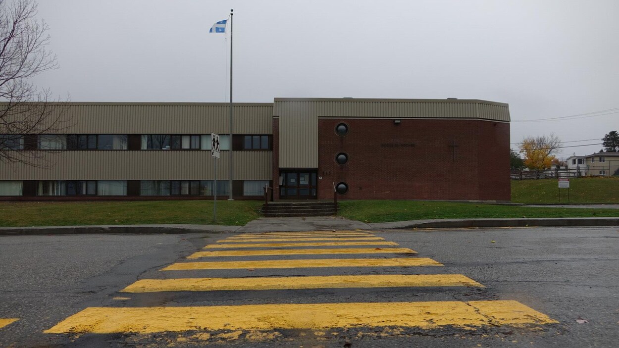 Passage piétonnier menant à l'école primaire.