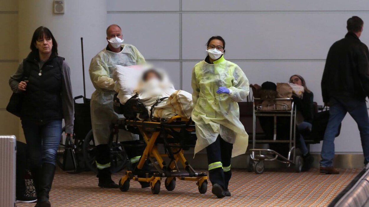 Des médecins tirent un brancard.