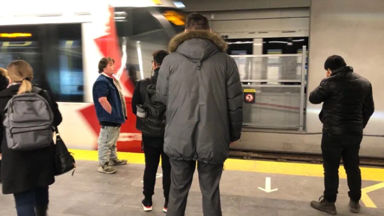 Des usagers attendent le train léger.