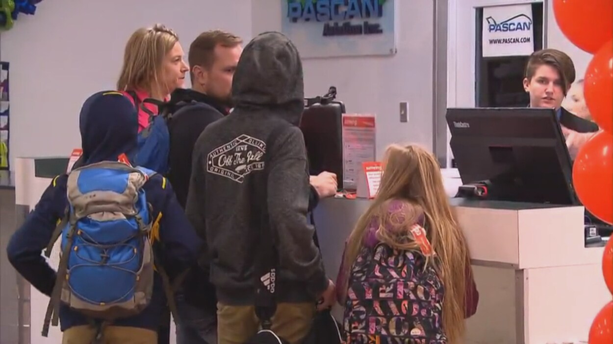 Des passagers au comptoir d'enregistrement de la compagnie Sunwing à l'aéroport de Mont-Joli. Des passagers au comptoir d'enregistrement de la compagnie Sunwing à l'aéroport de Mont-Joli.