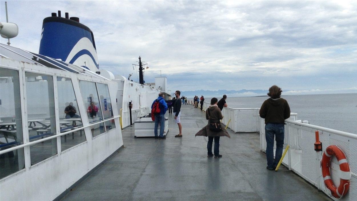 Des passagers sur le pont d'un traversier de BC Ferries