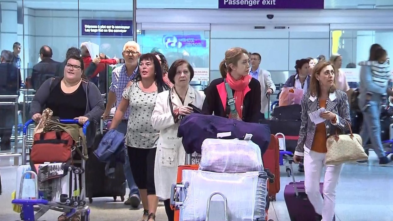 Des passagers à leur sortie d'avion à l'aéroport Montréal-Trudeau