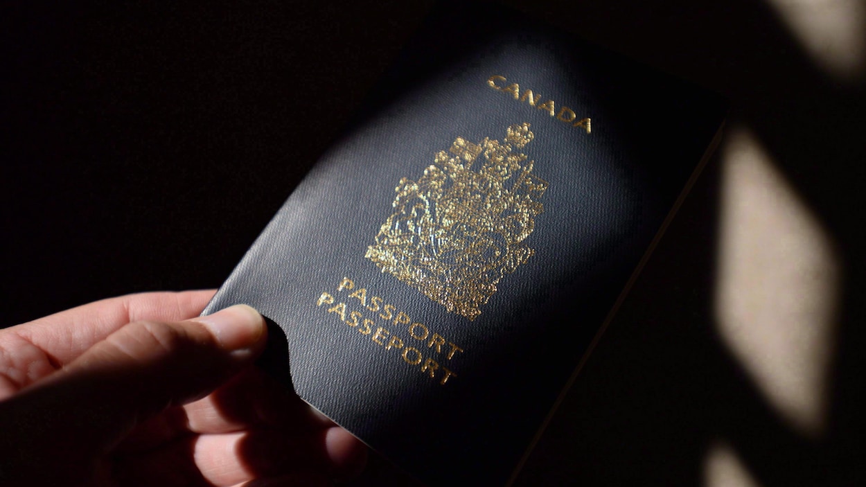 Un passeport canadien. Un passeport canadien.
