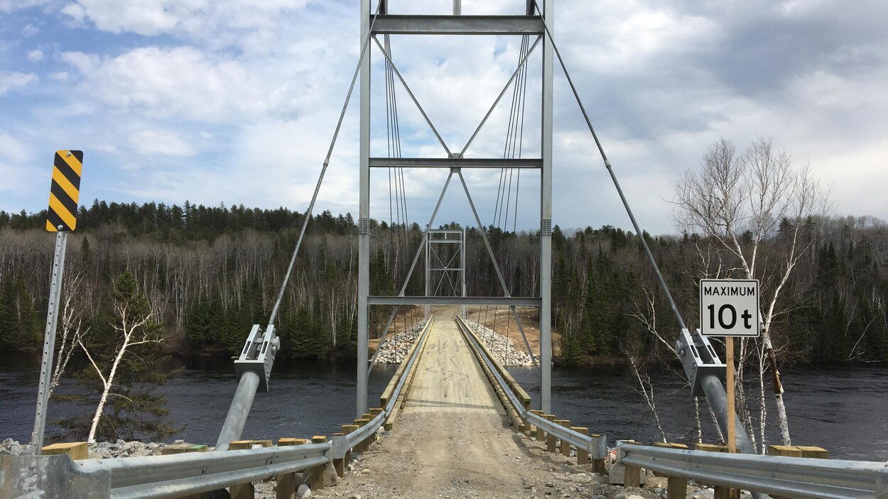 La passerelle qui enjambe la rivière Mistassini.