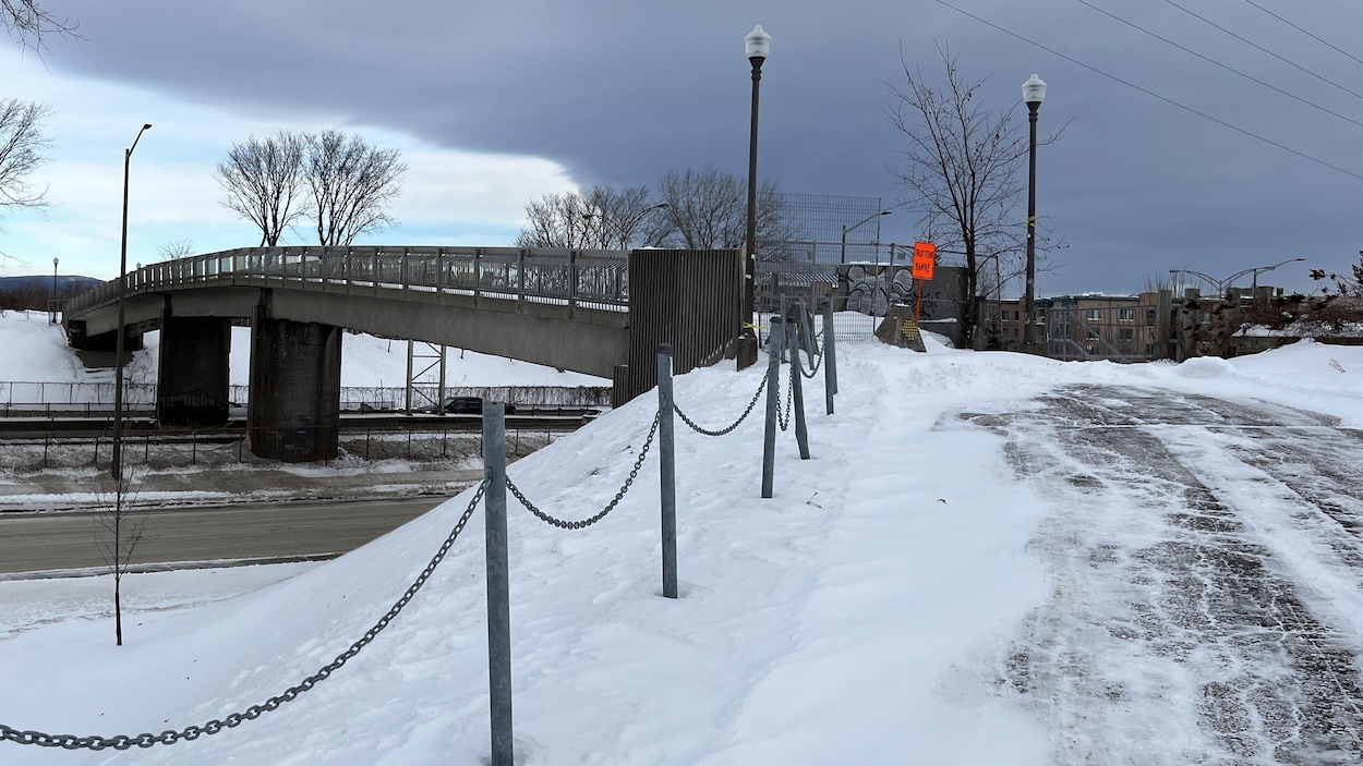 La passerelle piétonne mystérieusement fermée dont personne ne veut assumer la propriété