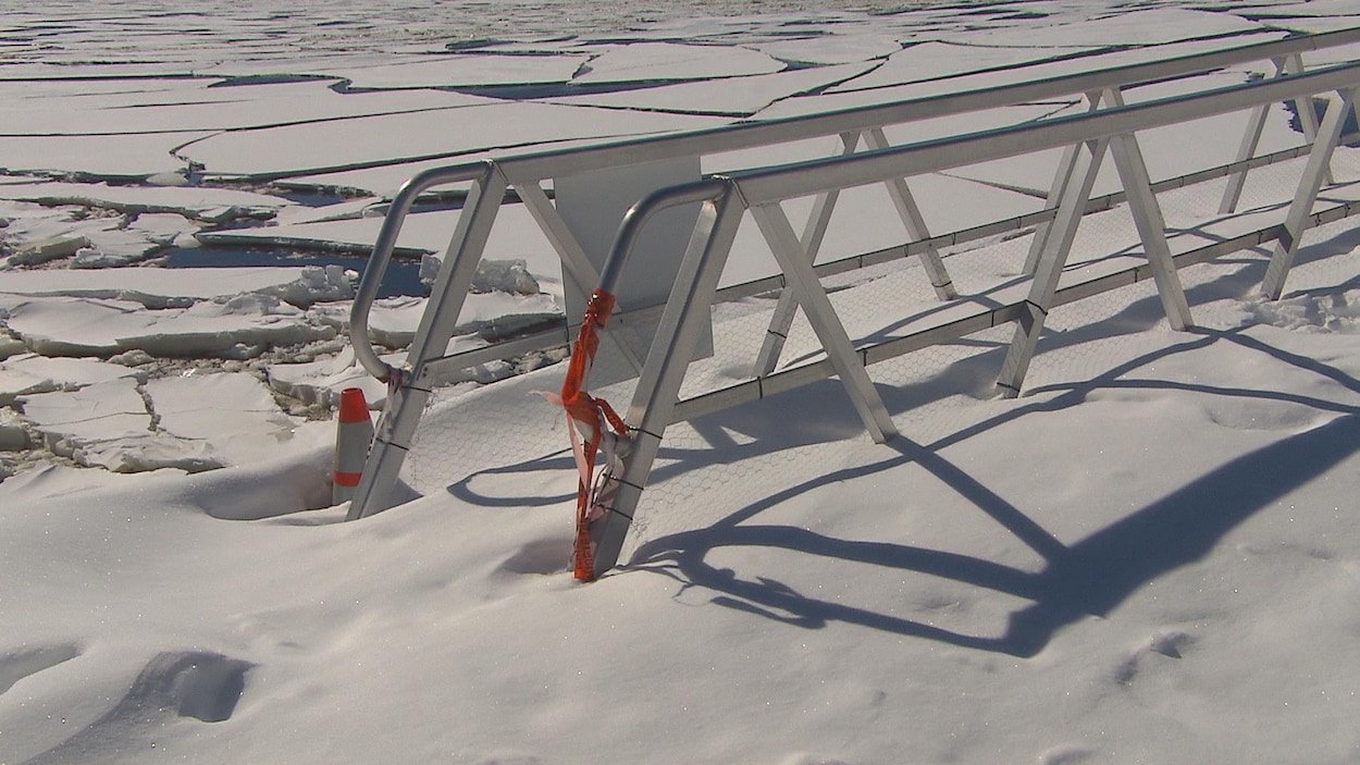 La passerelle désaffectée est maintenant figée dans les glaces de la rivière Saguenay La passerelle désaffectée est maintenant figée dans les glaces de la rivière Saguenay