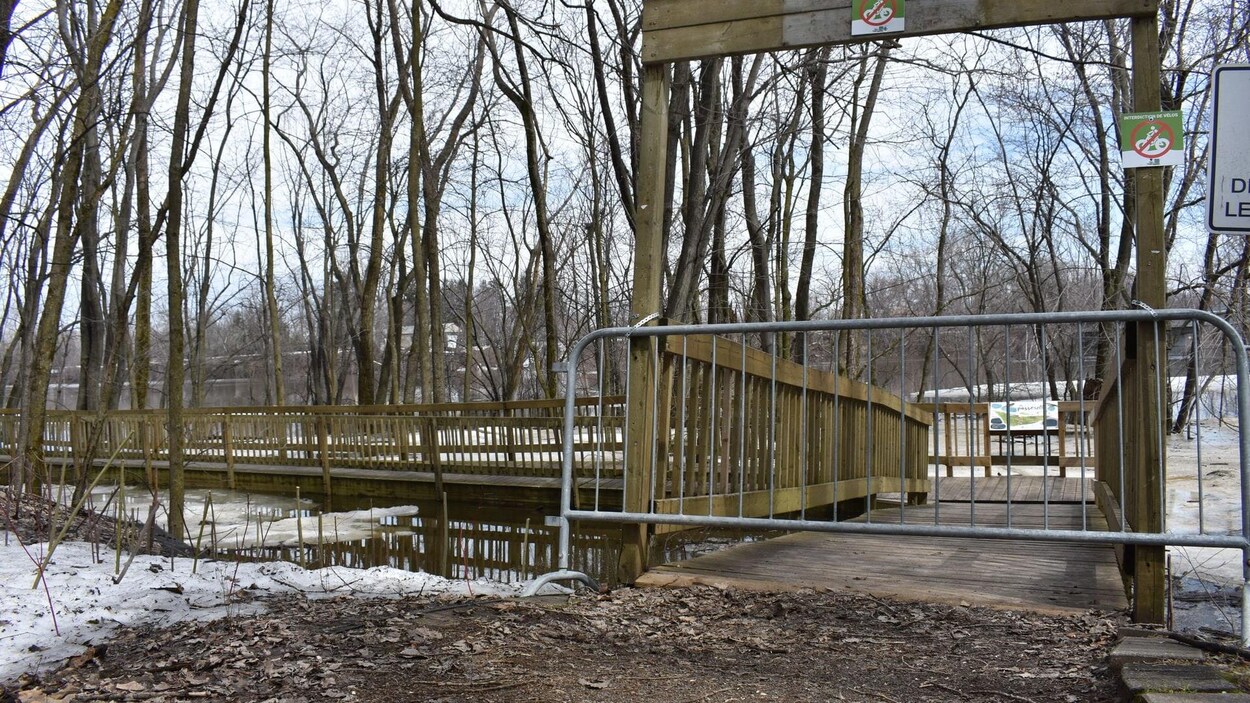 La passerelle avec une barrière devant.