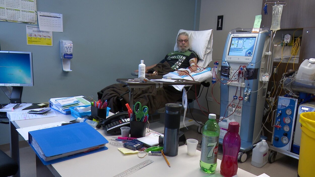 Un patient qui reçoit un traitement d'hémodialyse à Gaspé.