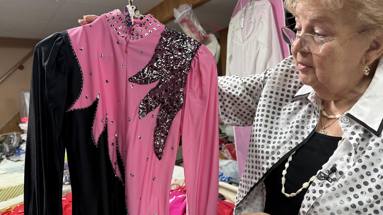 Créer des tenues de patinage artistique à 79 ans
