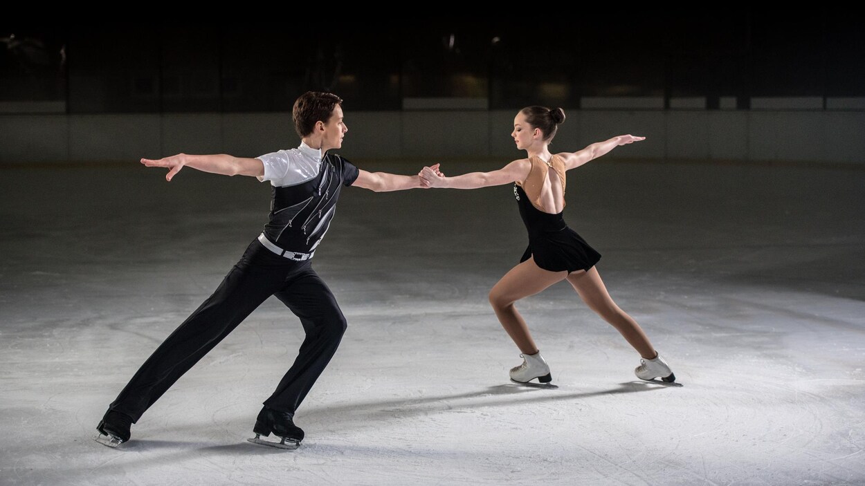 Un couple de patineurs artistiques.