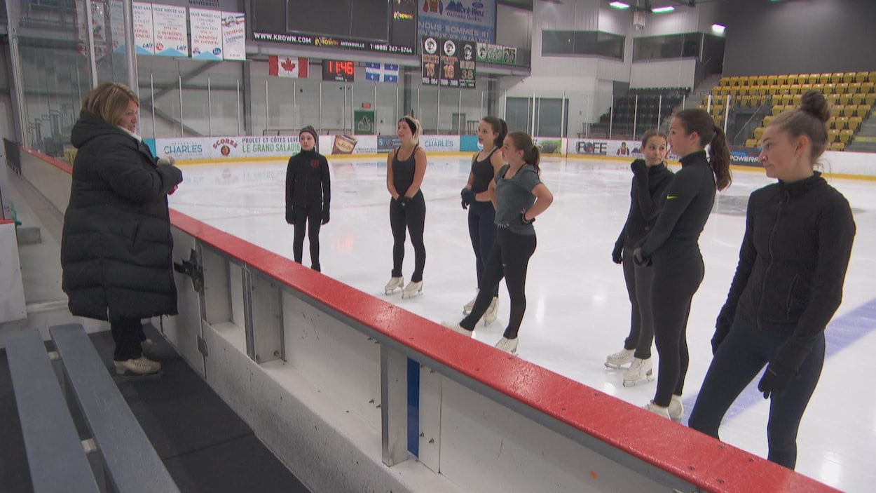 Guylaine Blouin parle devant sept patineuses artistiques pendant un entraînement.