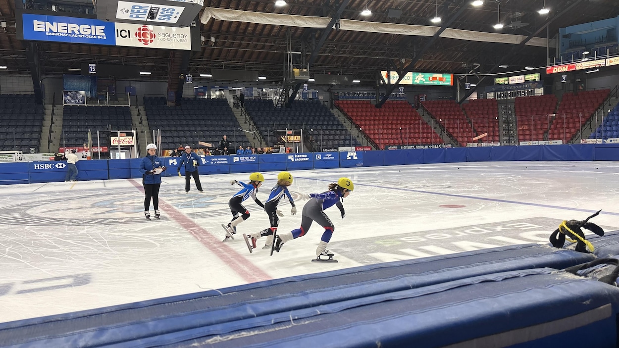 De jeunes patineurs de vitesse en action au Centre Georges-Vézina