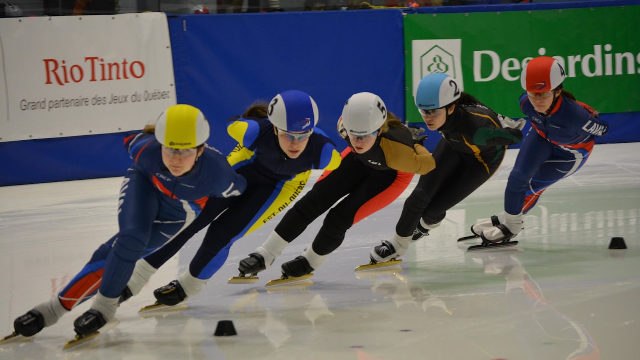 Des patineuses de vitesse au Jeux du Québec d'Alma.