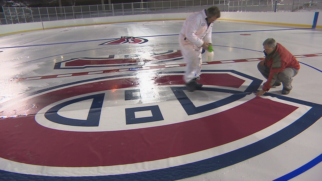 La patinoire Bleu Blanc Bouge de la Fondation des Canadiens pour l'enfance. La patinoire Bleu Blanc Bouge de la Fondation des Canadiens pour l'enfance.