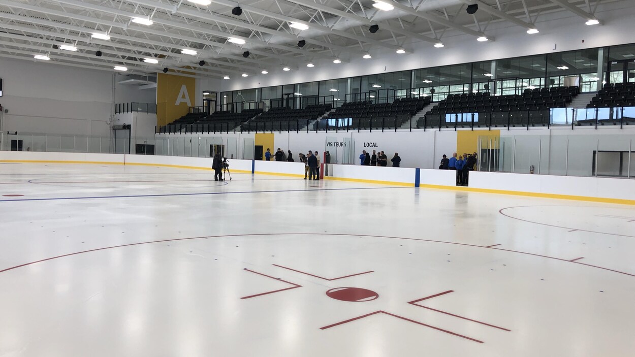 Une patinoire intérieure aménagée comme les glaces nord-américaines qui accueillent des matchs de hockey.