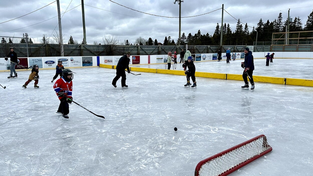SainteThérèsedeGaspé défie la météo et ouvre sa patinoire extérieure