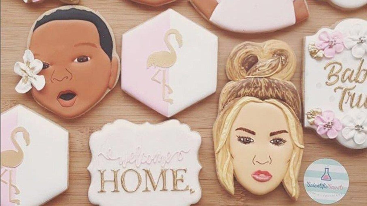 Des biscuits aux couleurs pastels et à l'effigie de Khloe Kardashian et de sa fille. Des biscuits aux couleurs pastels et à l'effigie de Khloe Kardashian et de sa fille.