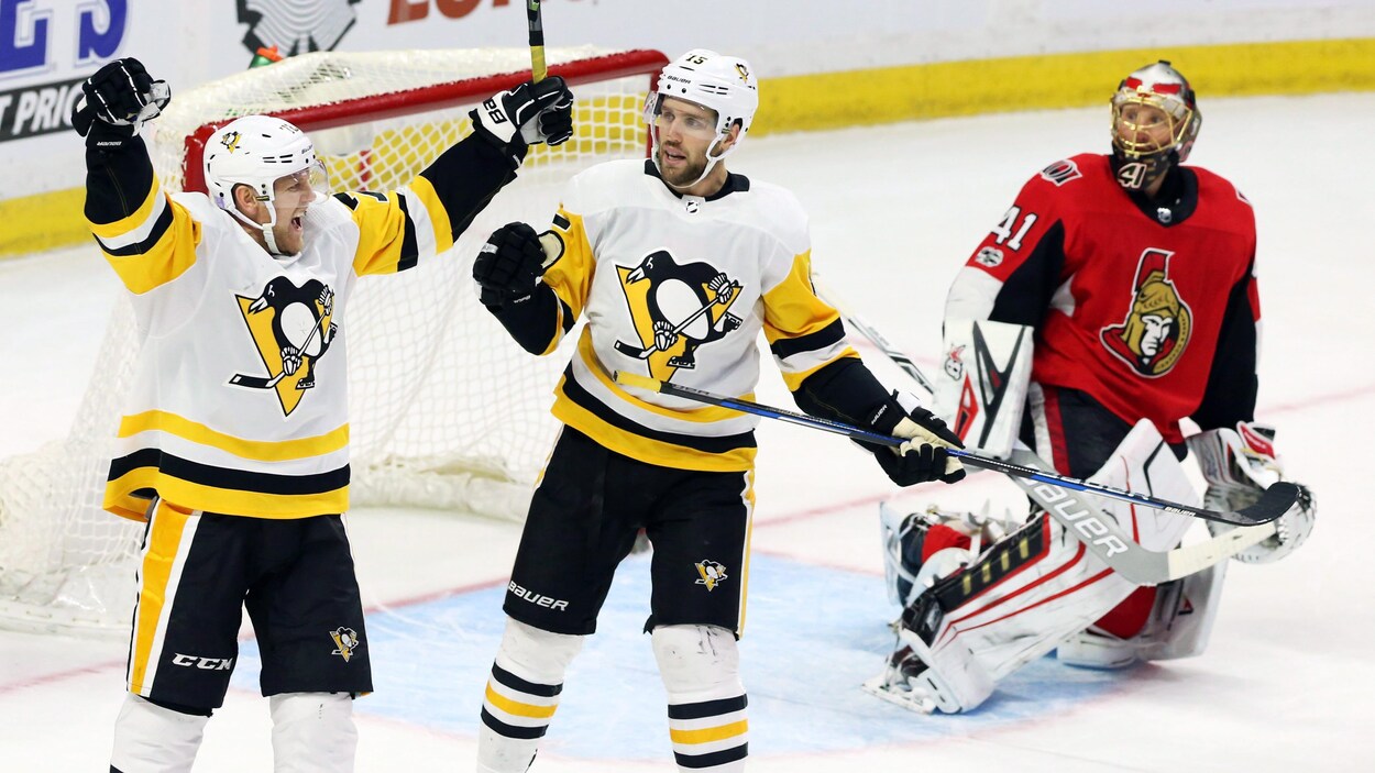 Patric Hornqvist lève les bras après son but. Patric Hornqvist lève les bras après son but.