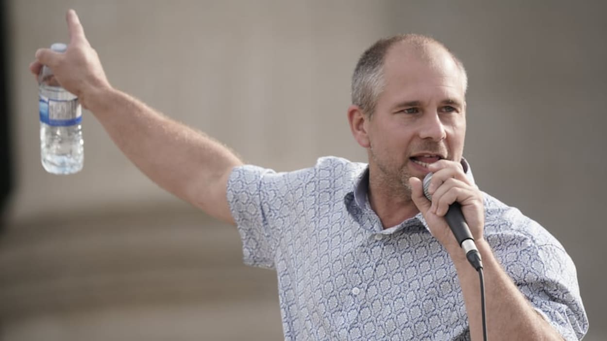 Propos controversés sur l’ICE : un membre du Parti progressiste-conservateur suspendu