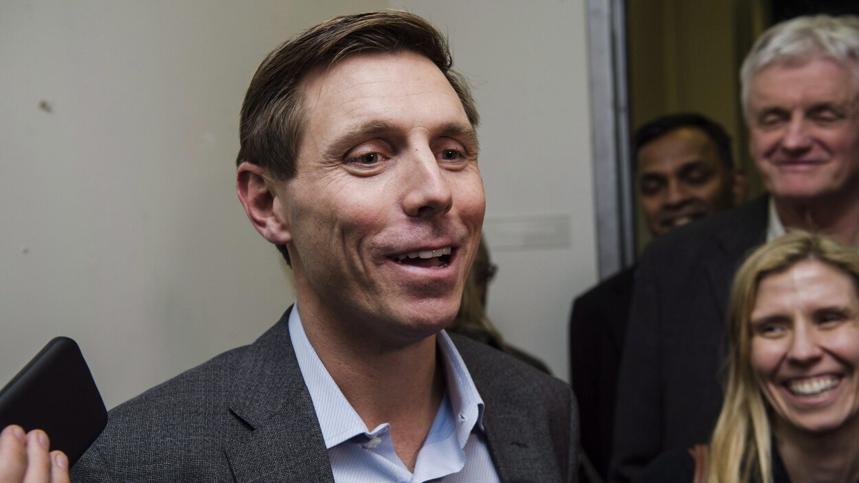 Patrick Brown parle aux journalistes après s'être inscrit comme candidat à la direction du parti.