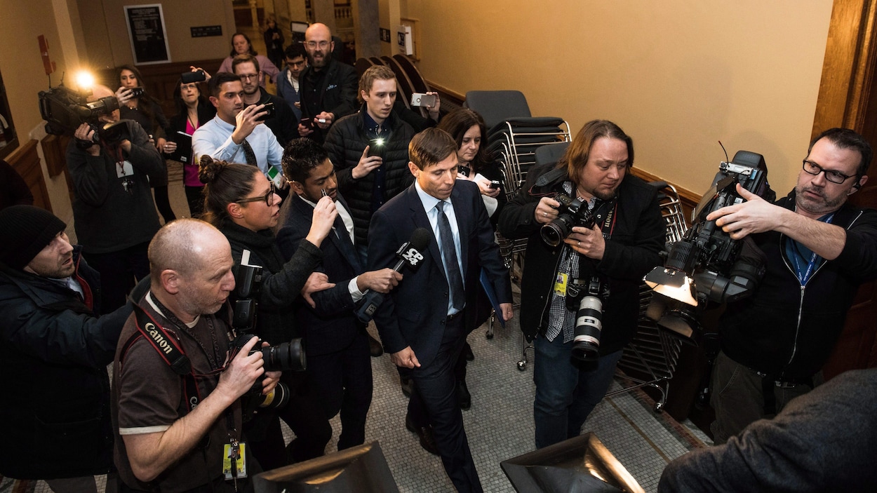 Patrick Brown entouré de journalistes, caméramans et photographes.