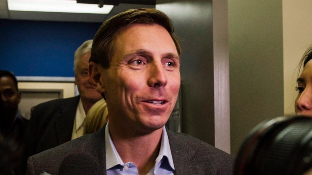 Gros plan sur Patrick Brown souriant Gros plan sur Patrick Brown souriant