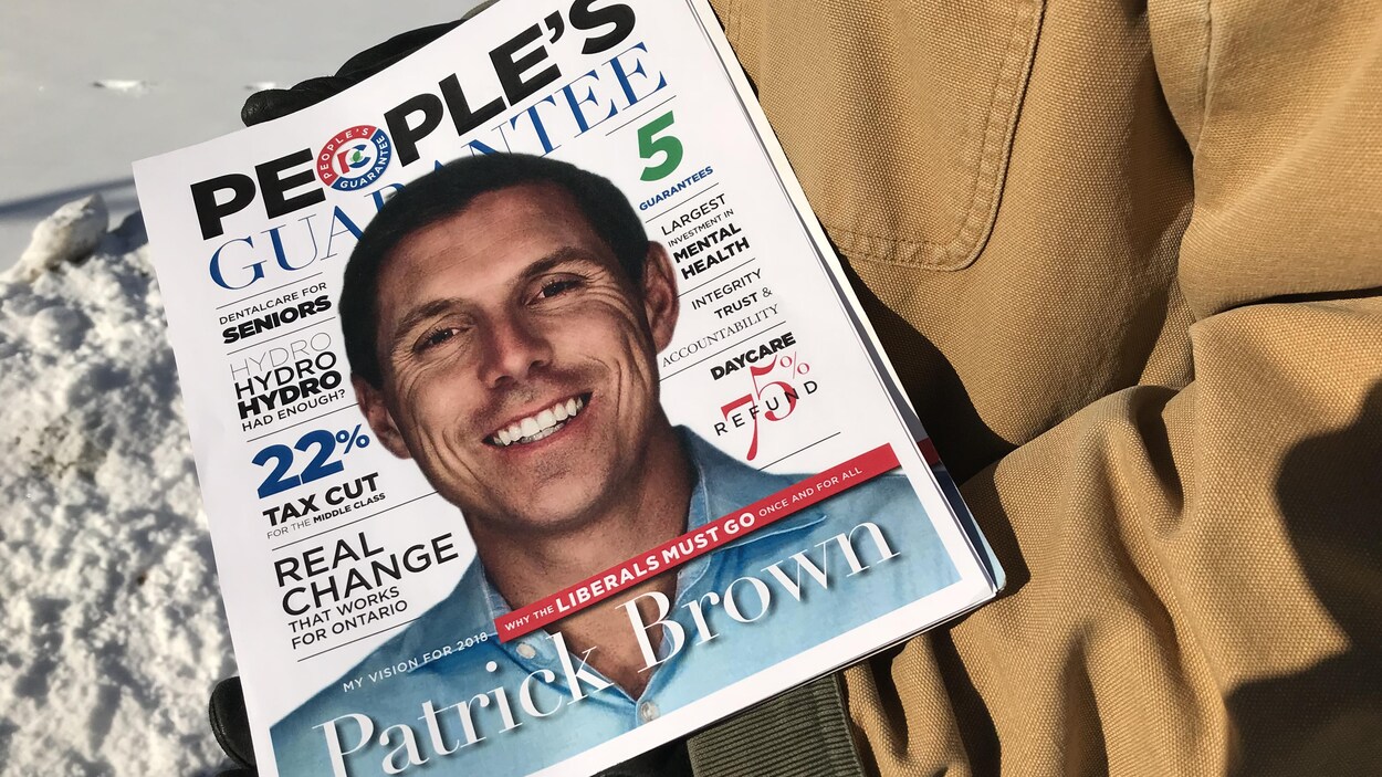 Dépliant montrant Patrick Brown qui sourit. Dépliant montrant Patrick Brown qui sourit.