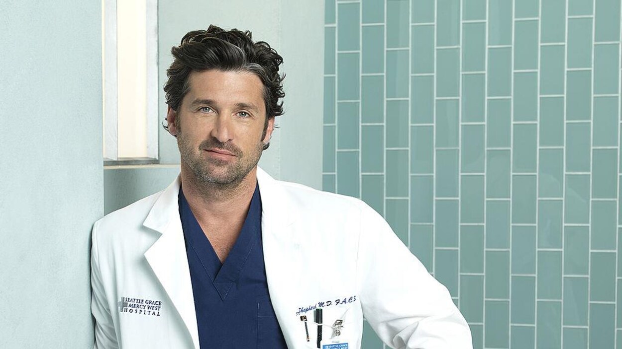 Patrick Dempsey pose en tenue de médecin.