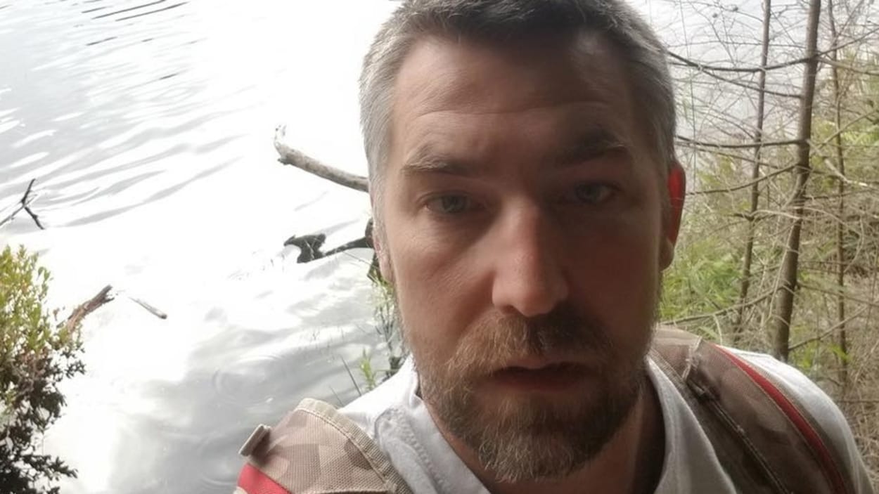 Une photo en gros plan de l'accusé dans la nature.